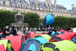 Des centaines de sans-abri place des Vosges à Paris pour dénoncer l'inaction du gouvernement