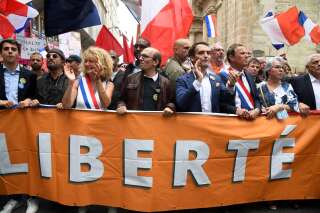 Martine Wonner, troisième en partant de la gauche, a participé à la manifestation parisienne contre l'extention du pass sanitaire. C'est à cette occasion qu'elle a tenu un discours qui pourrait lui valoir une action en justice.
