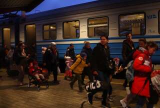 Des réfugiés ukrainiens arrivent à la gare de Przemysl Glowny, en Pologne, après avoir fui la guerre, le 23 mars 2022.