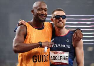Timothee Adolphe et son guide Bruno Naprix aux Jeux paralympiques de Tokyo le 2 septembre 2021 après avoir remporté l'argent.