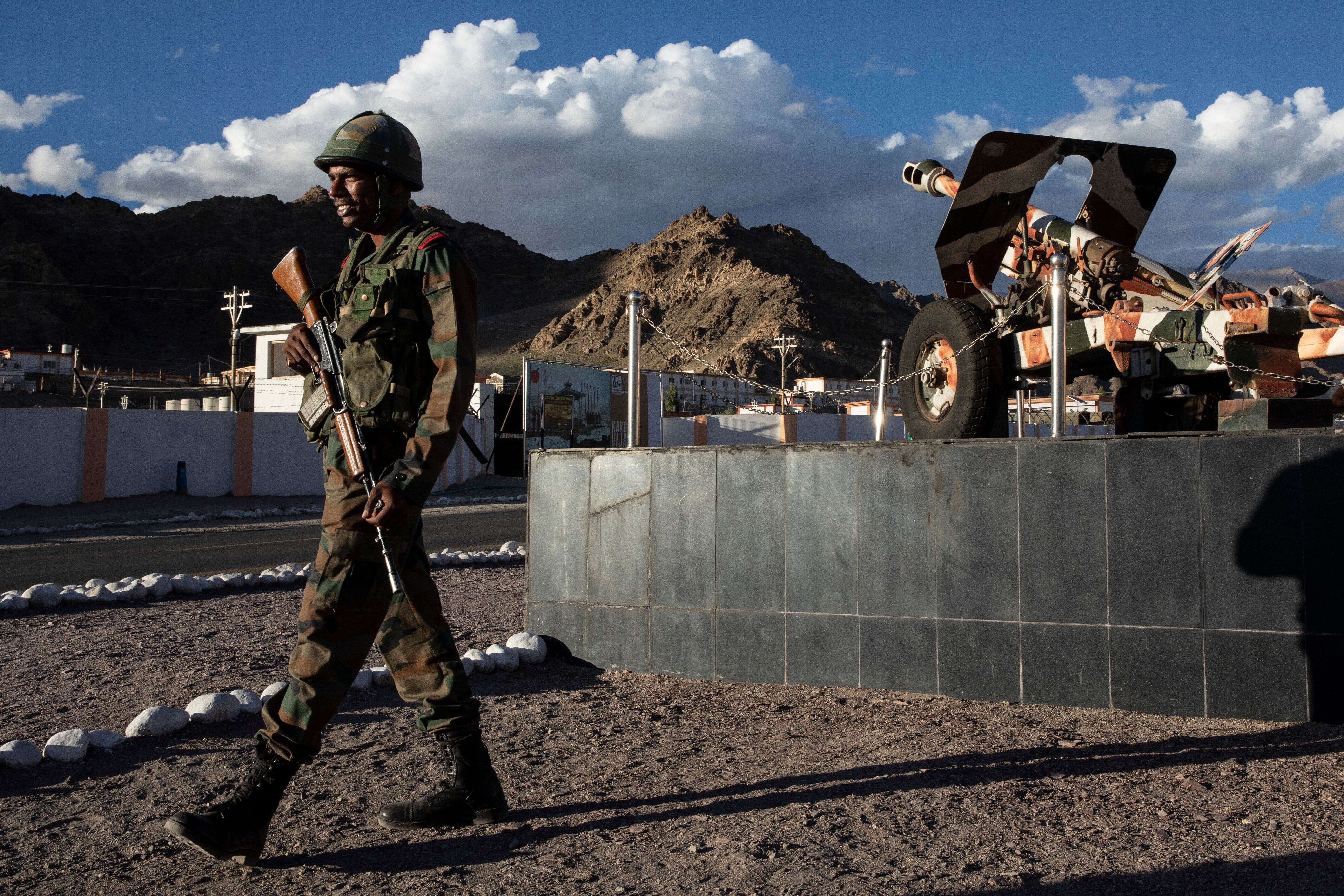 Un militaire indien patrouille à la frontière de Ladakh
