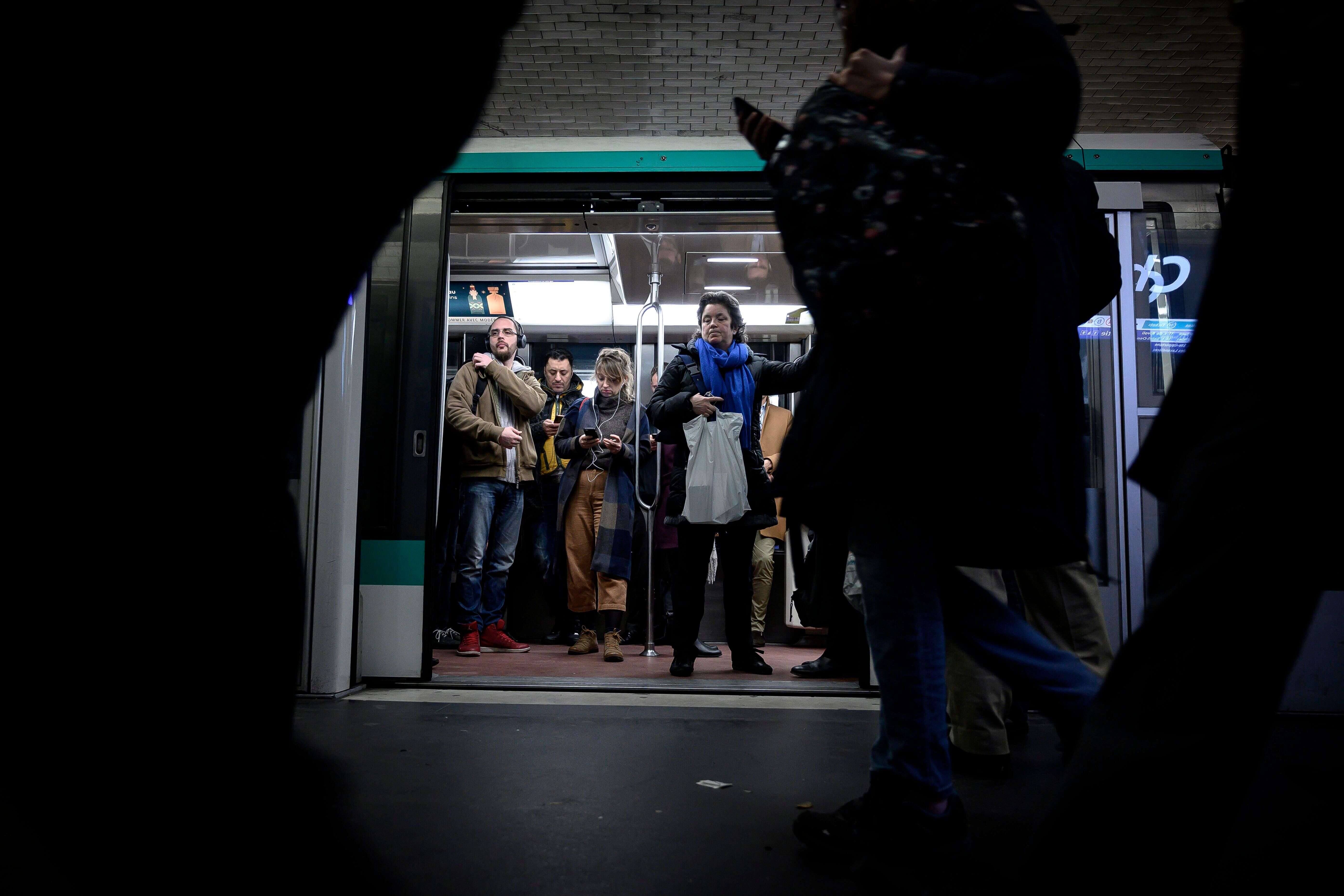 Des usagers de la RATP à la station de métro Châtelet à Paris le 17 décembre 2019.