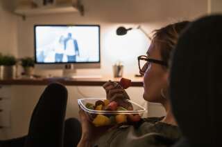 Manger devant les écrans, la mauvaise habitude héritée de la crise sanitaire