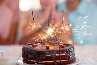 Gâteau d'anniversaire avec bougies (photo d'illustration)