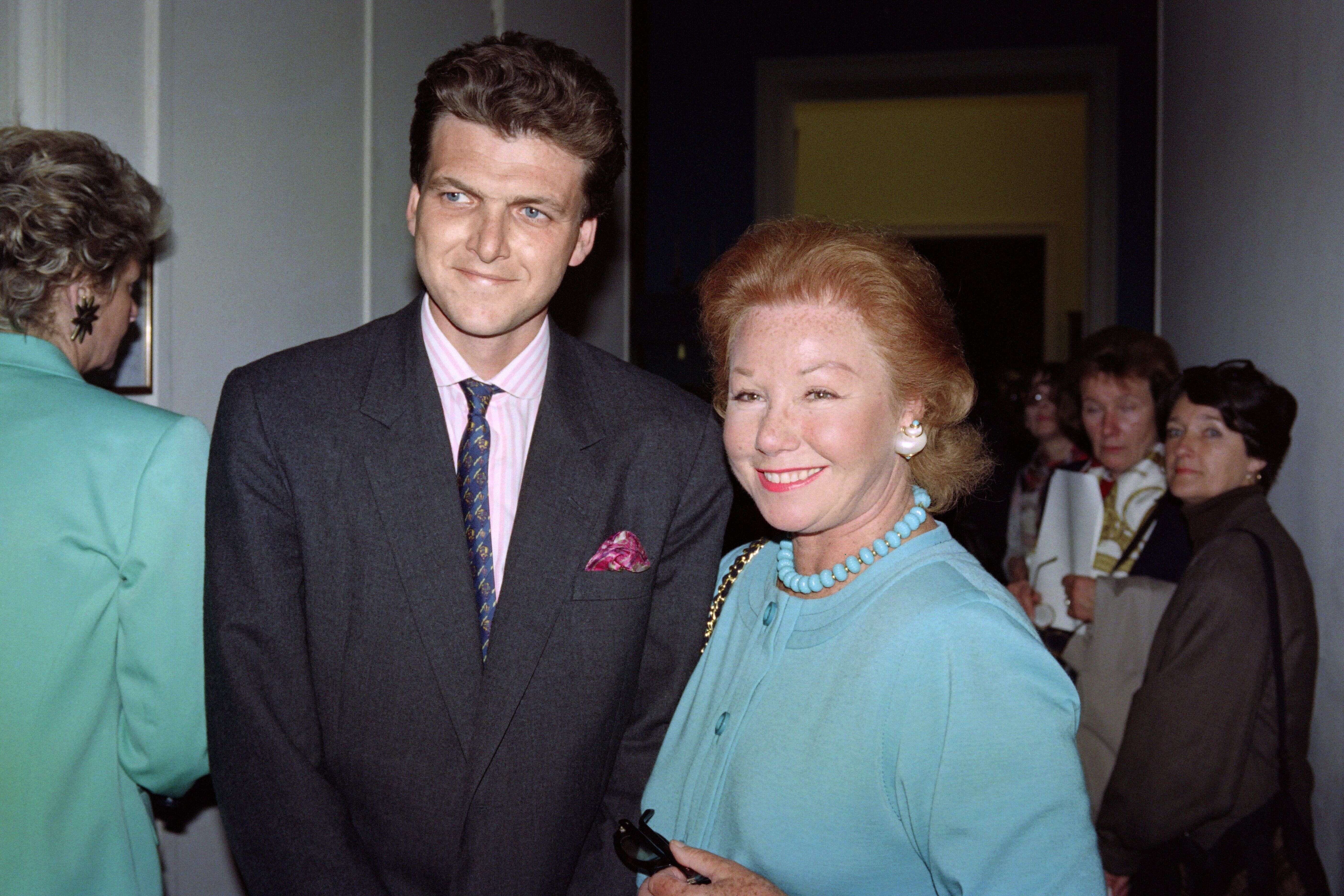 Nadine de Rothschild et son fils Benjamin le 4 juin 1991 au Musée du Louvre à Paris.