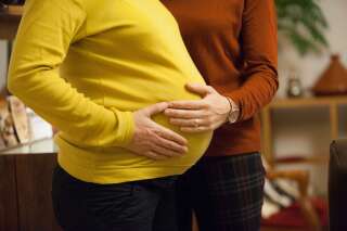 Sur cette photo de l'association APGL pour les parents homosexuels, deux femmes attendent un enfant. À partir de mars 2022, l'état civil leur permettra d'être toutes les deux identifiées comme 