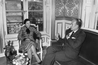 La ministre de la Santé Simone Veil reçue par le président Valery Giscard d'Estaing en 1974 à l'Elysée après l'adoption de la loi sur l'IVG. (AFP)