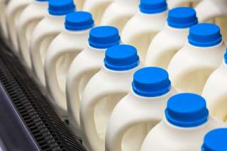 Les bouteilles de lait en plastique seront-elles bientôt interdites?