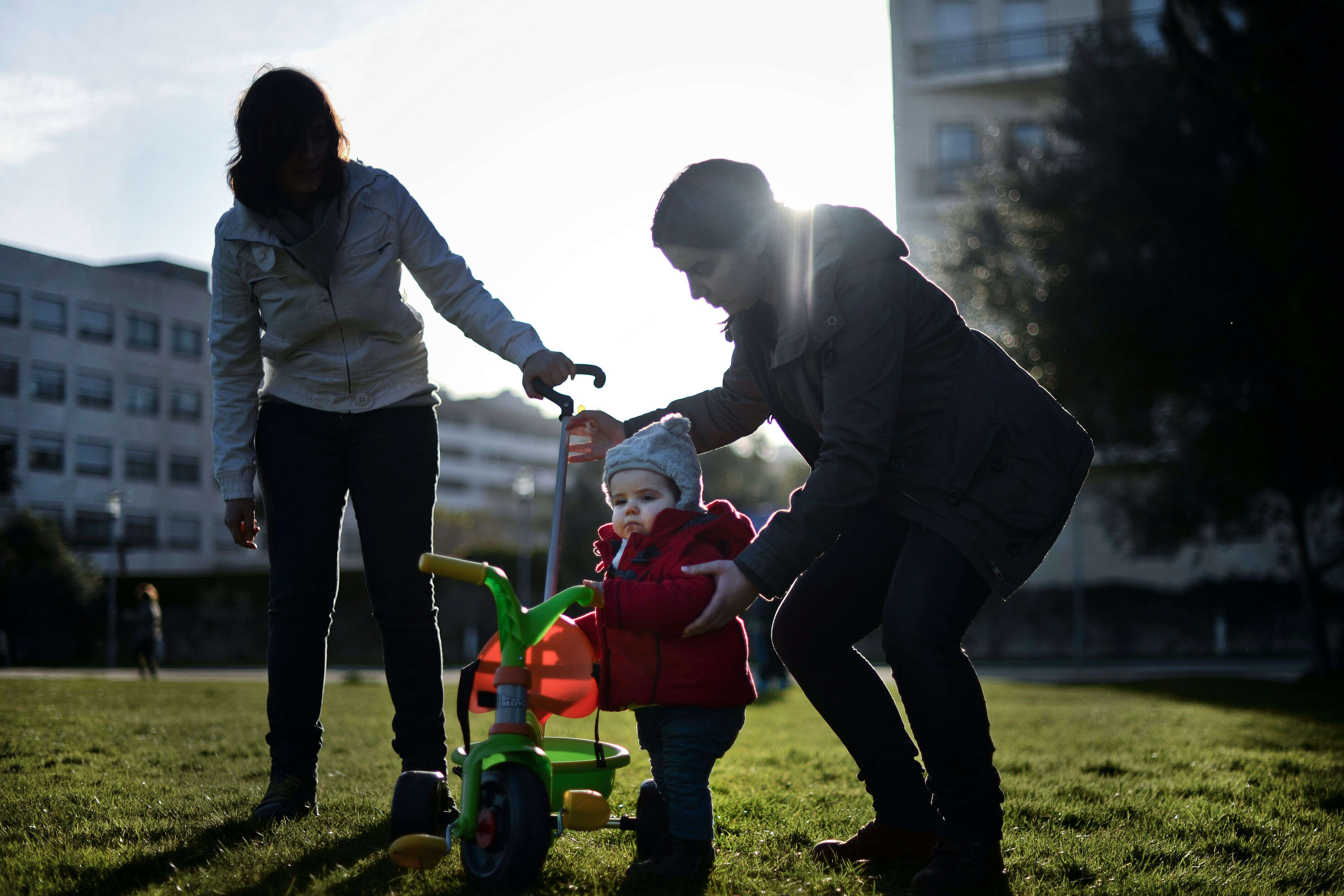 Un couple de lesbiennes et leur petite fille dans un parc de Lisbonne au Portugal le 23 février 2014