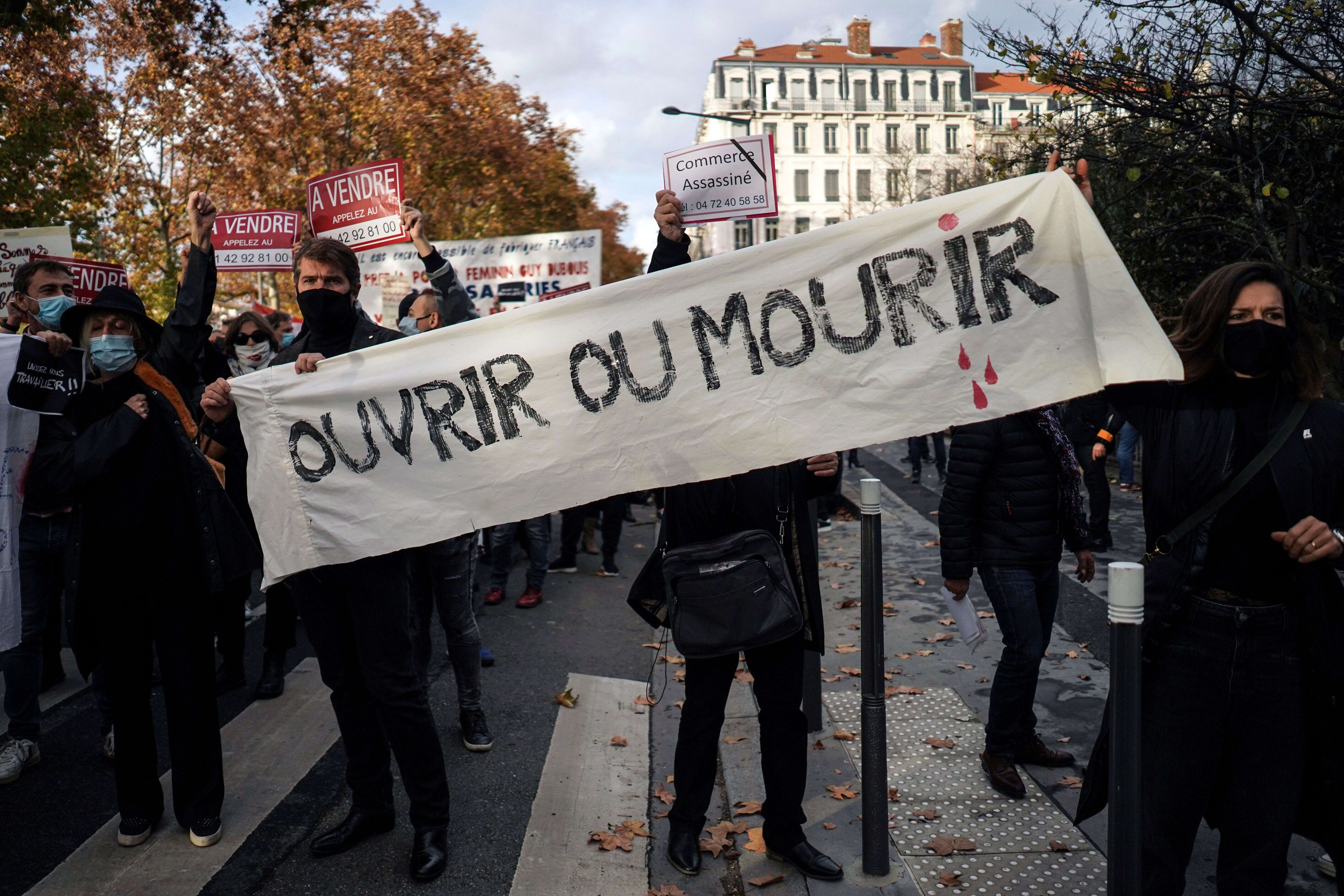 Manifestation du secteur de la restaurations et des commerces lors d'une manifestation contre la fermeture de leurs établissements le 16 novembre 2020 à Lyon (AP Photo/Laurent Cipriani)