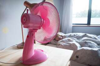 Si l'on utilise positionne son ventilateur trop proche de soi pendant la nuit, on peut facilement se réveiller avec des maux de tête et le nez bouché.