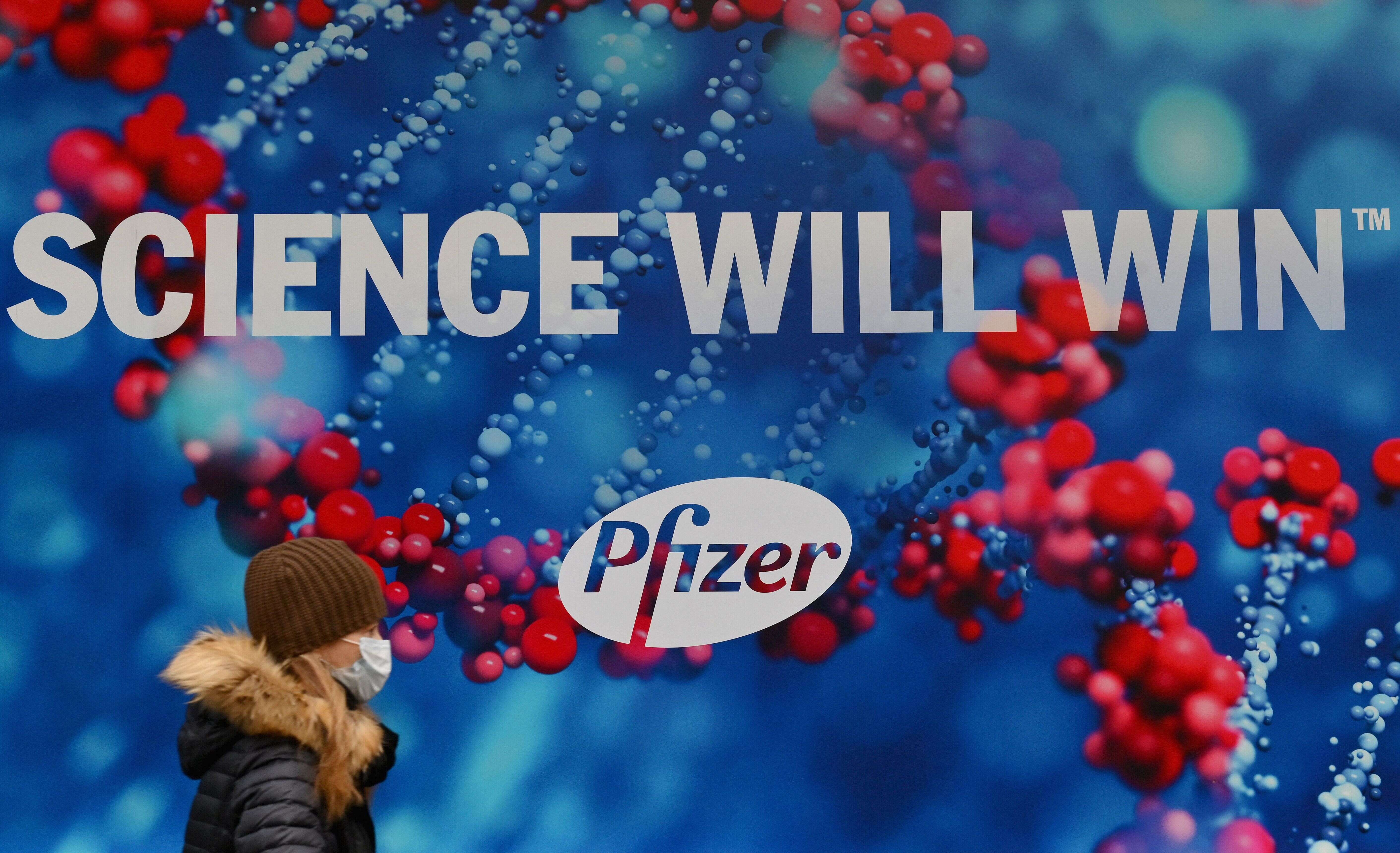Devant le siège de Pfizer Inc., à New York aux États-Unis, le 9 décembre 2020.