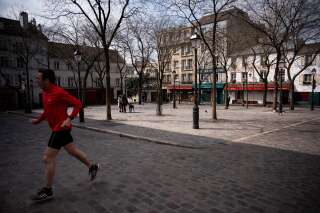 Un homme fait son footing Place du Tertre, à Paris, le 22 mars 2020, au sixième jour du premier confinement en France.