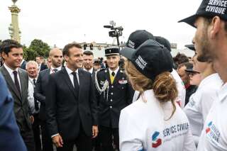 Emmanuel Macron avec des jeunes du Service civique universel le 14 juillet à Paris.