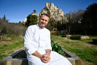 Le chef français Glenn Viel, chef du restaurant triplement étoilé au Michelin “L’oustau de Baumanière”, dans le potager de son établissement, aux Baux de Provence le 29 janvier 2020.