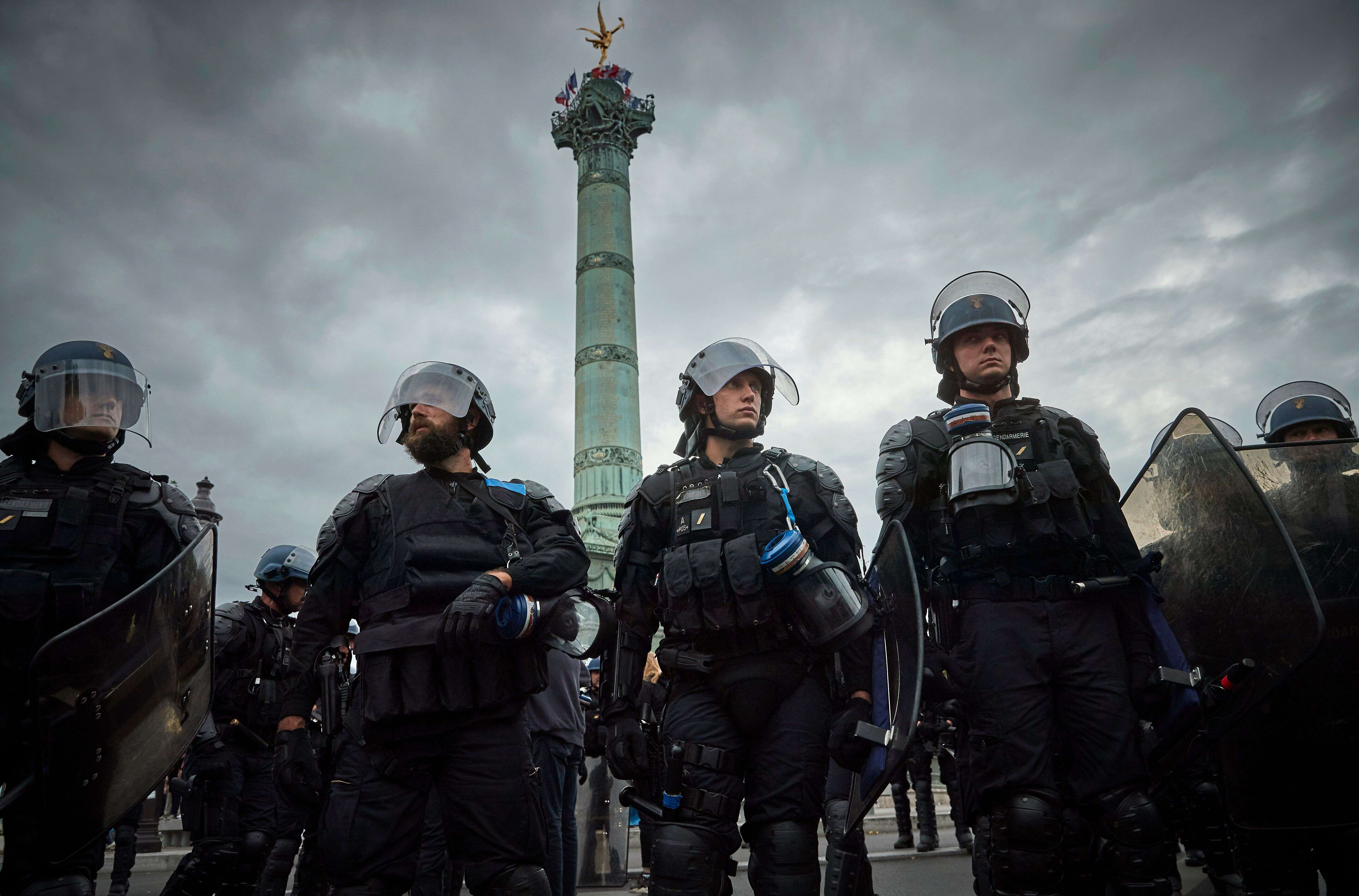 La police anti-émeute intervenant lors d'une manifestation anti-gouvernementale Place de la Bastille, le 14 juillet 2020 à Paris.