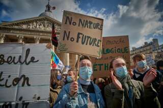 Des étudiants, des jeunes et des militants écologistes manifestent 