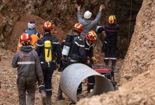 Au Maroc, les sauveteurs proches d'extraire Rayan, coincé dans un puits depuis 5 jours (FADEL SENNA via AFP)