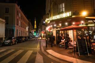 Les bars et restaurants, comme ici dans le 7e arrondissement de Paris ce 14 mars, devront fermer leurs portes pour un mois pour lutter contre la propagation du coronavirus.
