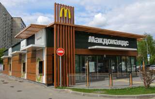 Après avoir déjà suspendu ses activités en Russie, McDonald's a annoncé quitter définitivement le pays. Mais sur place, un remplaçant existe déjà... (photo d'illustration d'un restaurant fermé prise ce lundi 16 mai à Moscou).