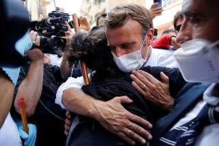 Quand il a pris dans ses bras une Libanaise de Beyrouth, c’est tout le pays que le Président Macron a réconforté