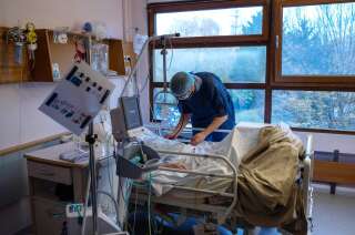 Pour la deuxième journée consécutive, le nombre de patients hospitalisés en réanimation à cause du coronavirus a baissé en France (photo du 17 novembre).