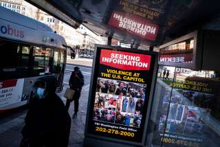 Un appel à témoins du FBI sur un arrêt de bus demandant des informations relatives aux auteurs des violences au Capitole, qui ont eu lieu le 6 janvier 2021 à Washington. (Photo Al Drago/Getty Images)