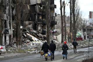 Dans la ville sinistrée de Borodianka, à une cinquantaine de kilomètres de Kiev, les autorités ukrainiennes sont persuadés que les Russes ont commis des massacres de civils.