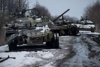 Deux semaines après le début de l'invasion de l'Ukraine, les forces russes semblent déjà embourbées dans un conflit qui dure bien plus qu'anticipé (photo d'illustration montrant des chars russes détruits près de Soumy, le 7 mars).