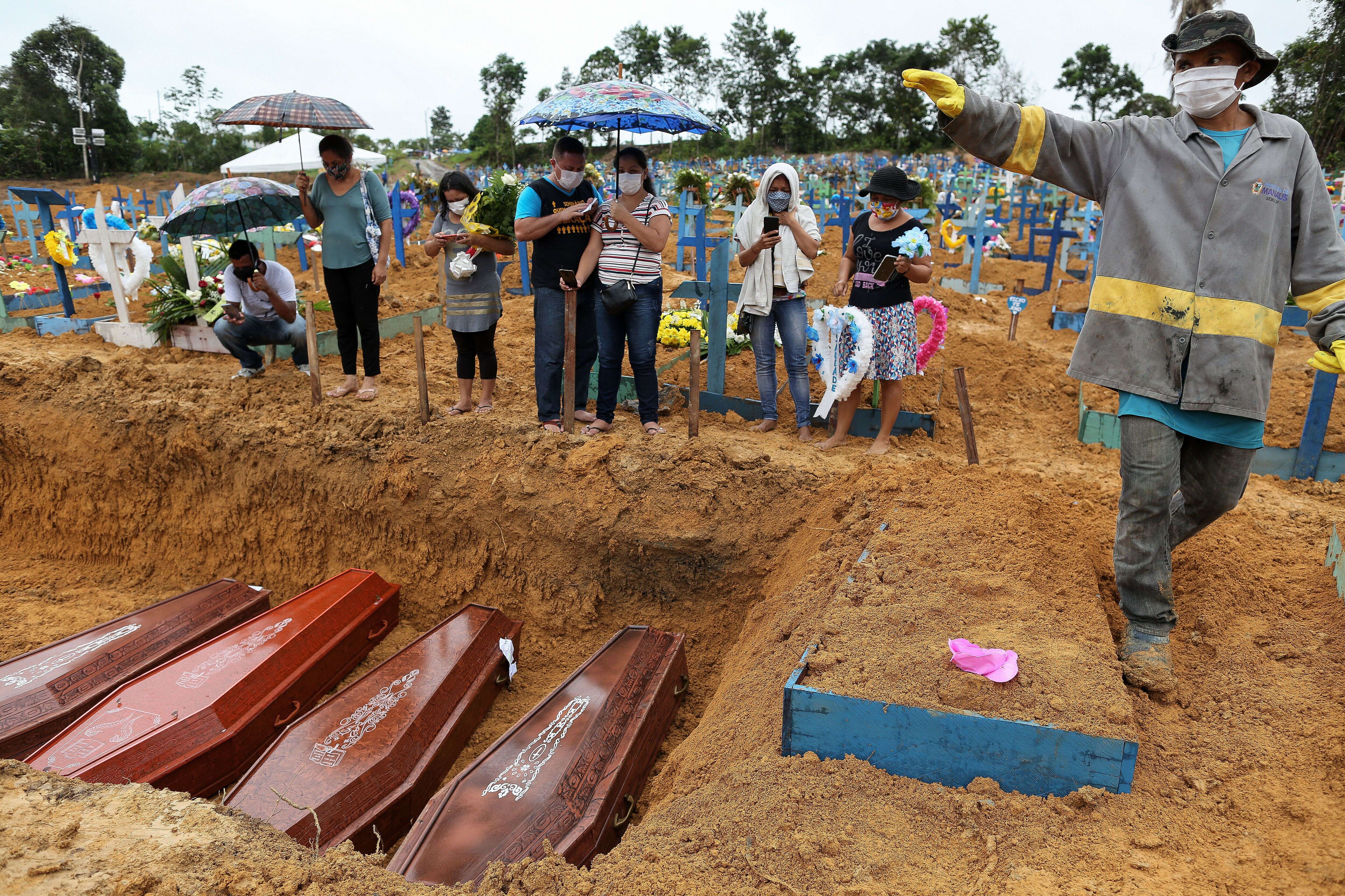 Photo prise le 6 mai 2020, au cimetière de Nossa Senhora à Manaus, lors de la première vague de la pandémie de Covid-19.