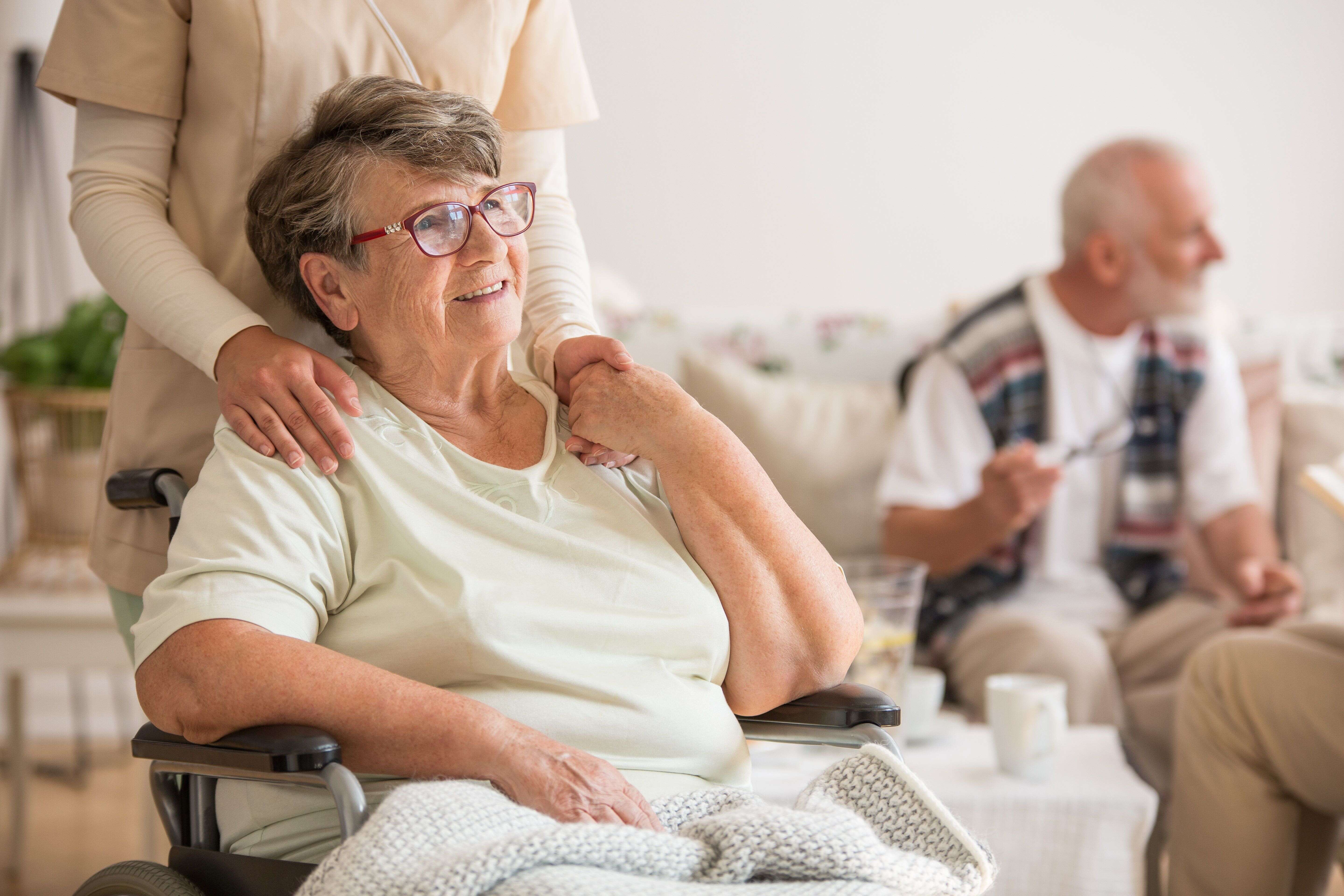 En règle général, les premiers symptômes de la maladie de Parkinson apparaissent vers l’âge de 60 ans.