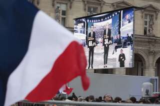 Les supporters d'Emmanuel Macron fêtent sa victoire contre Marine Le Pen au second tour de l'élection présidentielle 2017 au Louvre, le 7 mai 2017. (Photo by Patrick Aventurier/Getty Images)