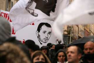 (Photo d'une banderole arborant le portrait d'Yvan Colonna lors d'une manifestation le 13 mars 2022 par Pascal POCHARD-CASABIANCA / AFP)
