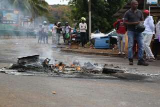 L’insécurité et la délinquance sont plus élevées à Mayotte que dans l’Hexagone. Le bilan 2019 dressé par le service statistique ministériel de la sécurité intérieure (SSMSI) l’atteste.<br /><br /><i>Photo: Ordures brûlées sur une route alors que des étudiants manifestent pour protester contre l'absence de certains des bus qui les emmènent à leurs écoles secondaires, à Mamoudzou, Mayotte, le 2 septembre 2020. - Les étudiants dénoncent une grève des transporteurs scolaires, qui a débuté le 18 août, et qui perturbe fortement l'ensemble du réseau, les empêchant de se rendre en classe, ou les obligeant à se lever très tôt pour tenter de profiter d'un des rares bus qui circulent.</i>