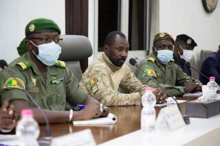 Le colonel Assimi Goïta (centre), nouvel homme fort du pays et chef du Comité national pour le salut du peuple (CNSP) mis en place par la junte, le 22 août à Bamako.