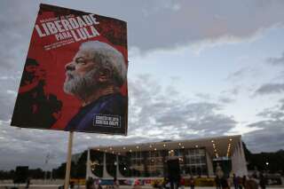 La décision de la Cour Suprême, qui ouvre la porte à une éventuelle libération de l'ex président Lula, a été accueillie avec joie par ses partisans qui réclament toujours sa libération, comme sur cette photo de juin 2019.