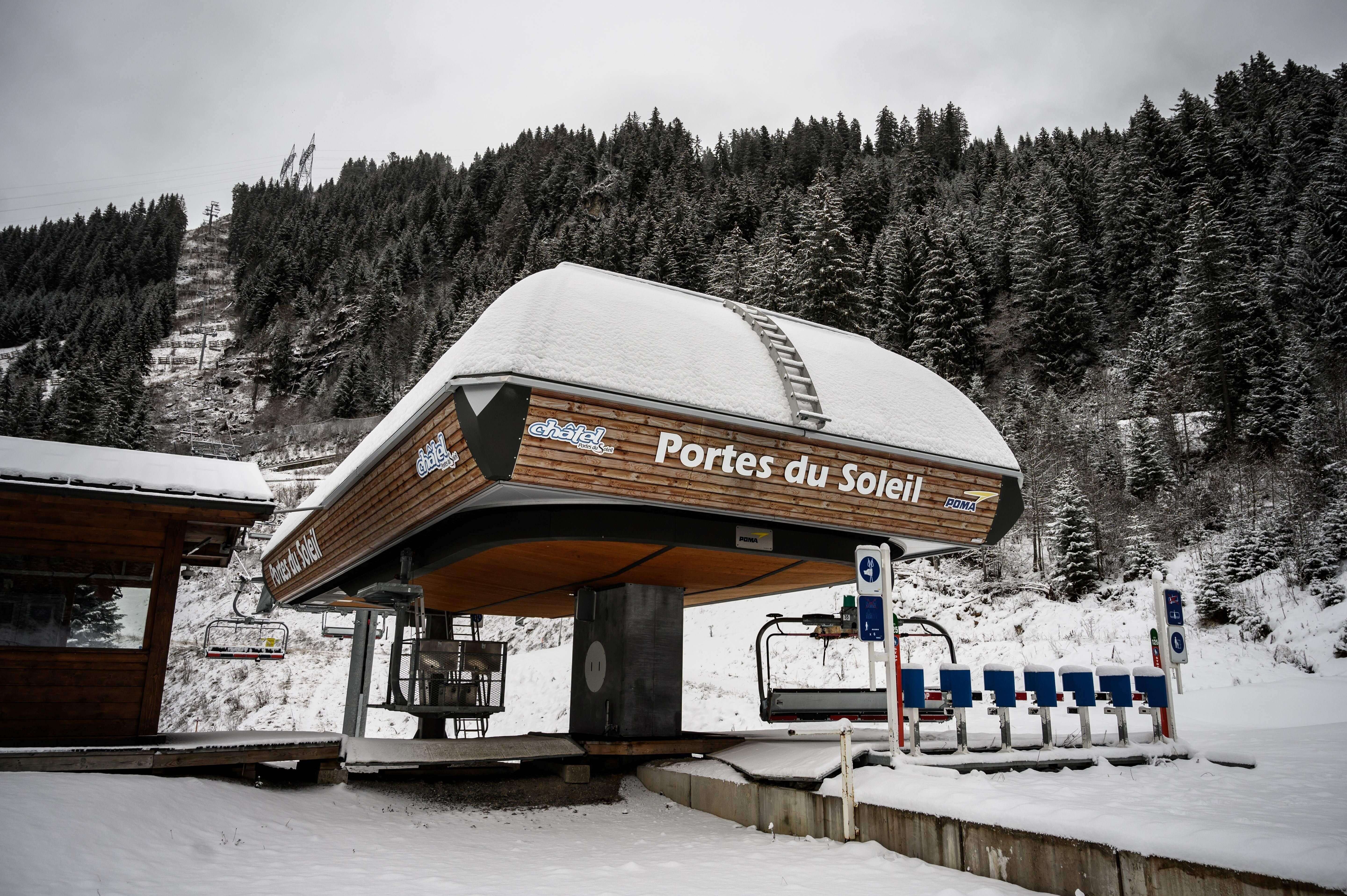 En France, les stations de ski en France en pourront pas ouvrir les remontées mécaniques lors des fêtes de fin d'année, et des contrôles auront lieu pour empêcher les Français d'aller skier à l'étranger (photo prise le 1er décembre à Châtel, en Haute-Savoie).