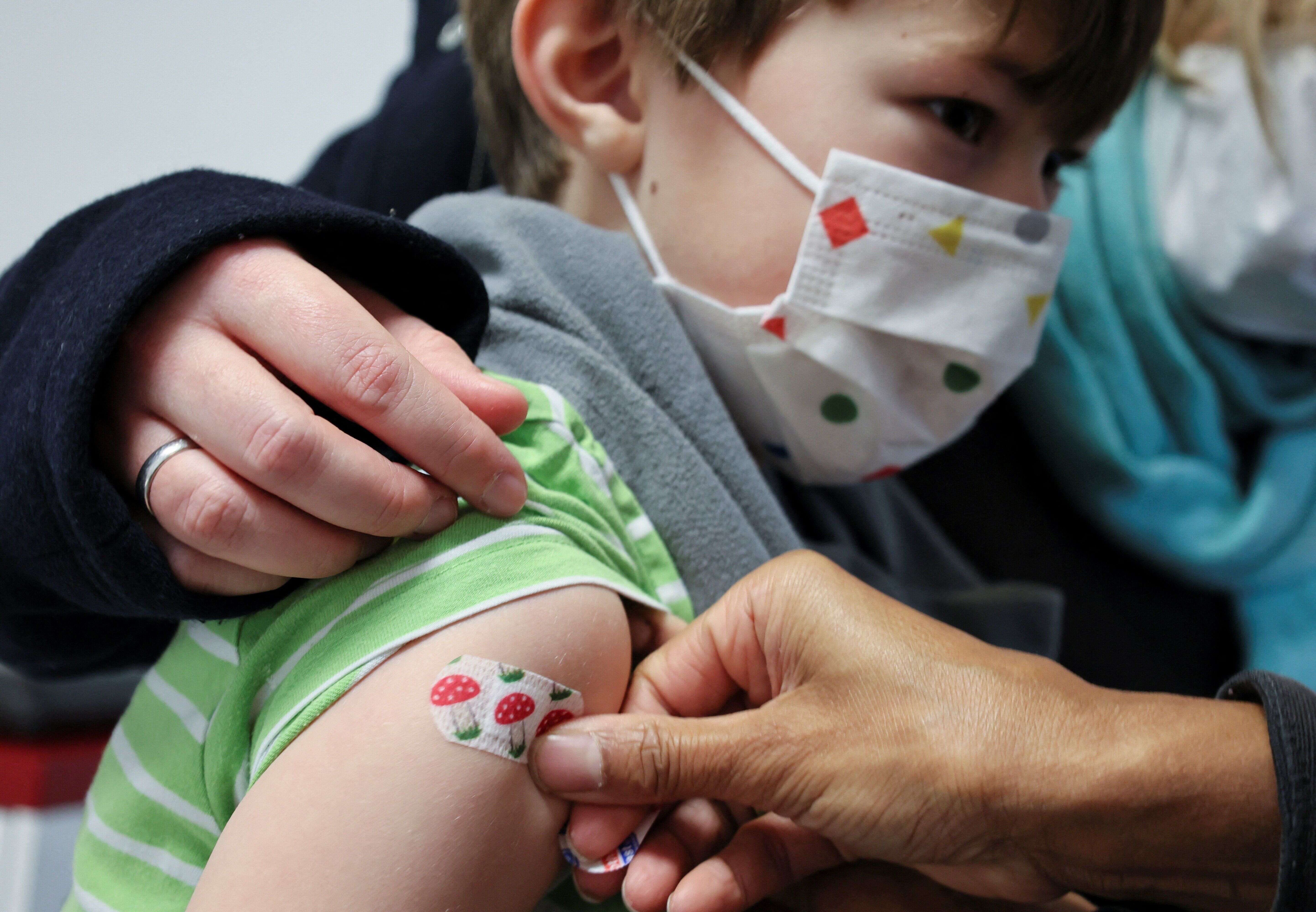 Photo d'illustration prise lors de la vaccination d'un enfant en Allemagne le 15 décembre.