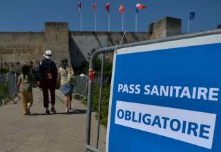 Bars, restaurants, TGV, hôpitaux... le pass sanitaire s'appliquera dès le 9 août en France, sans que la liste des lieux concernés ne soit modifié par le Conseil constitutionnel.