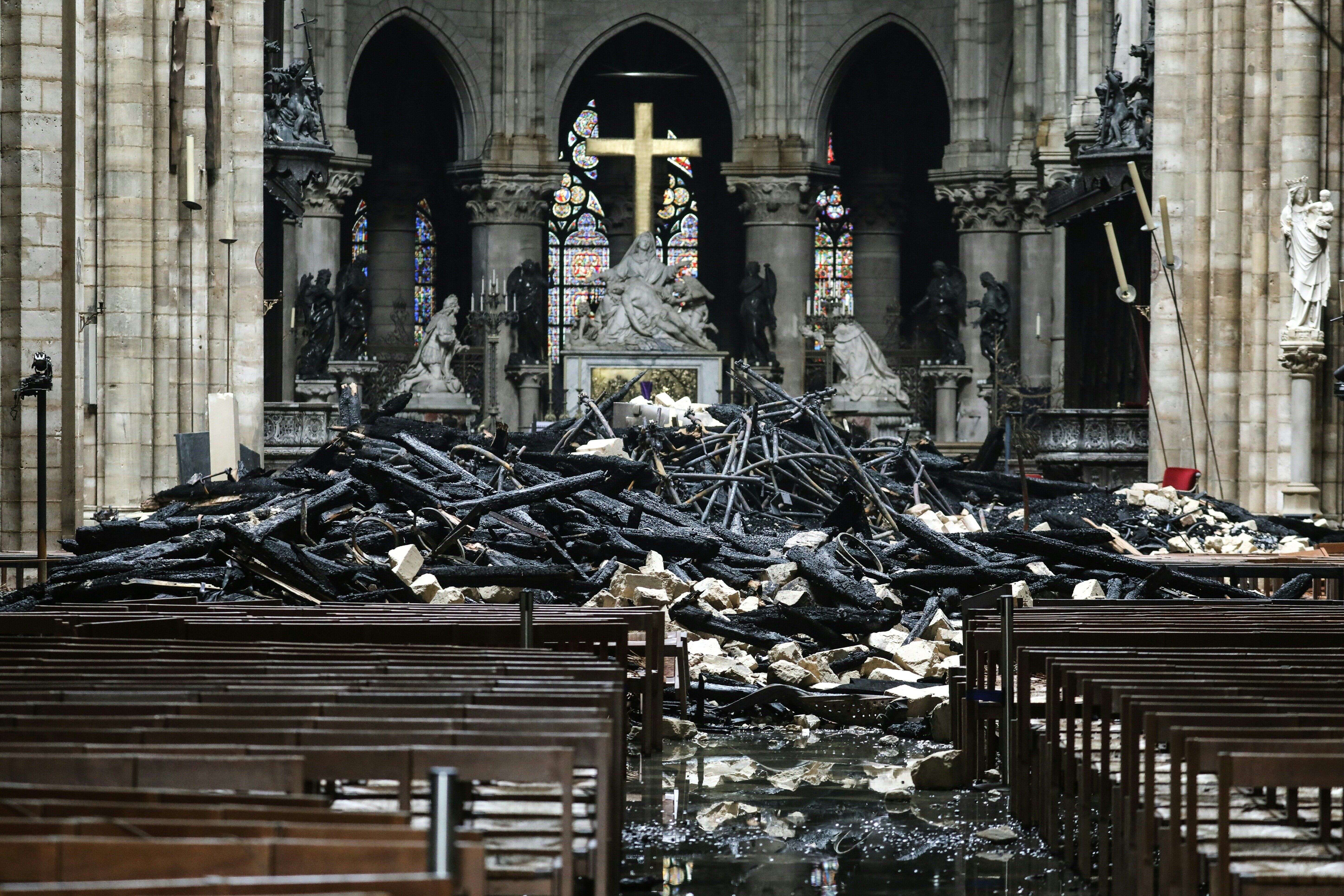 Les débris à l'intérieur de Notre-Dame de Paris ce mardi 16 avril, au lendemain de l'incendie.