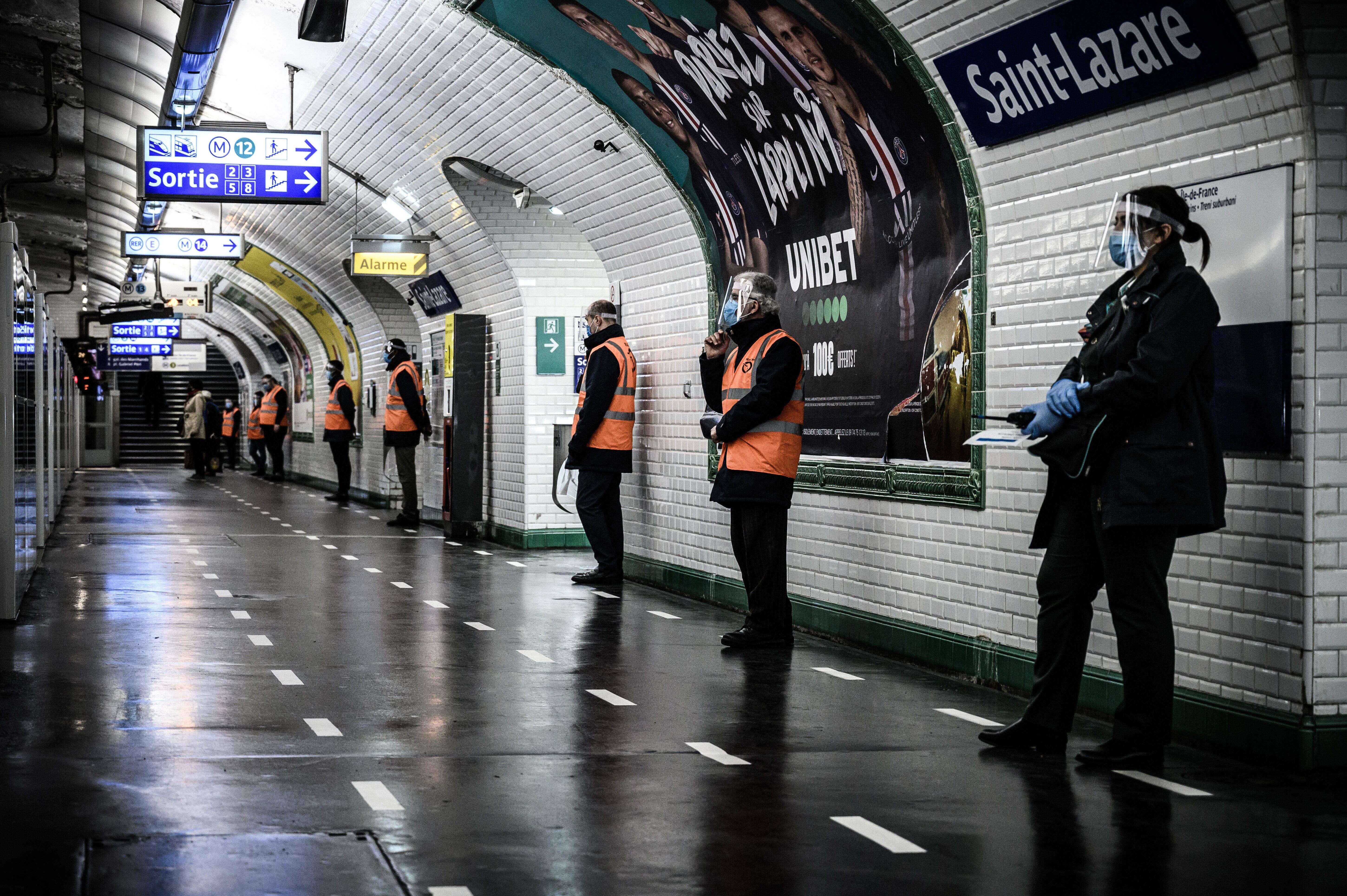 Des employés de la RATP à la station de métro Saint-Lazare à Paris, le 14 mai 2020.