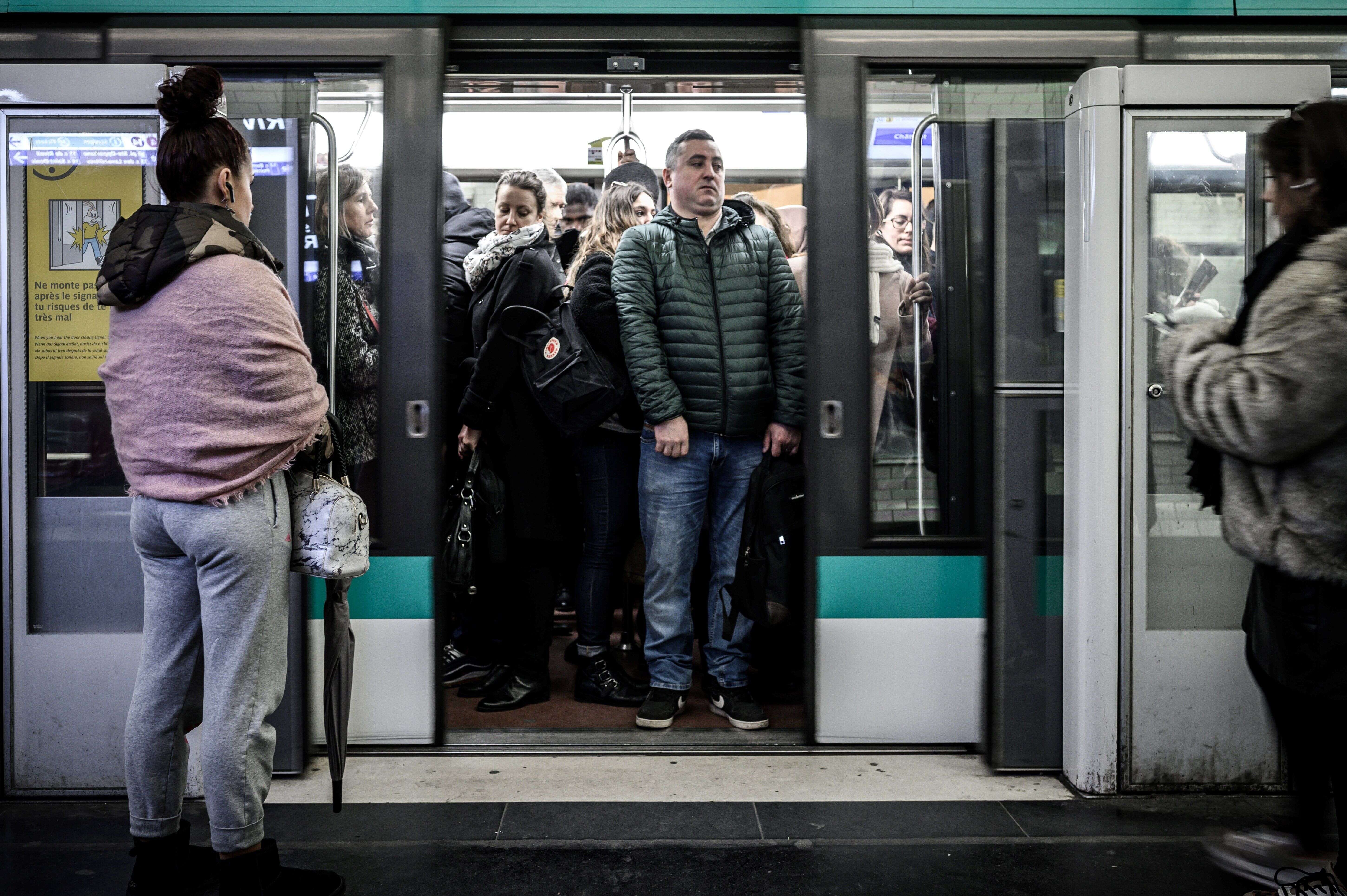 Des passagers dans la ligne 1 du métro à Paris le 12 décembre 2019.