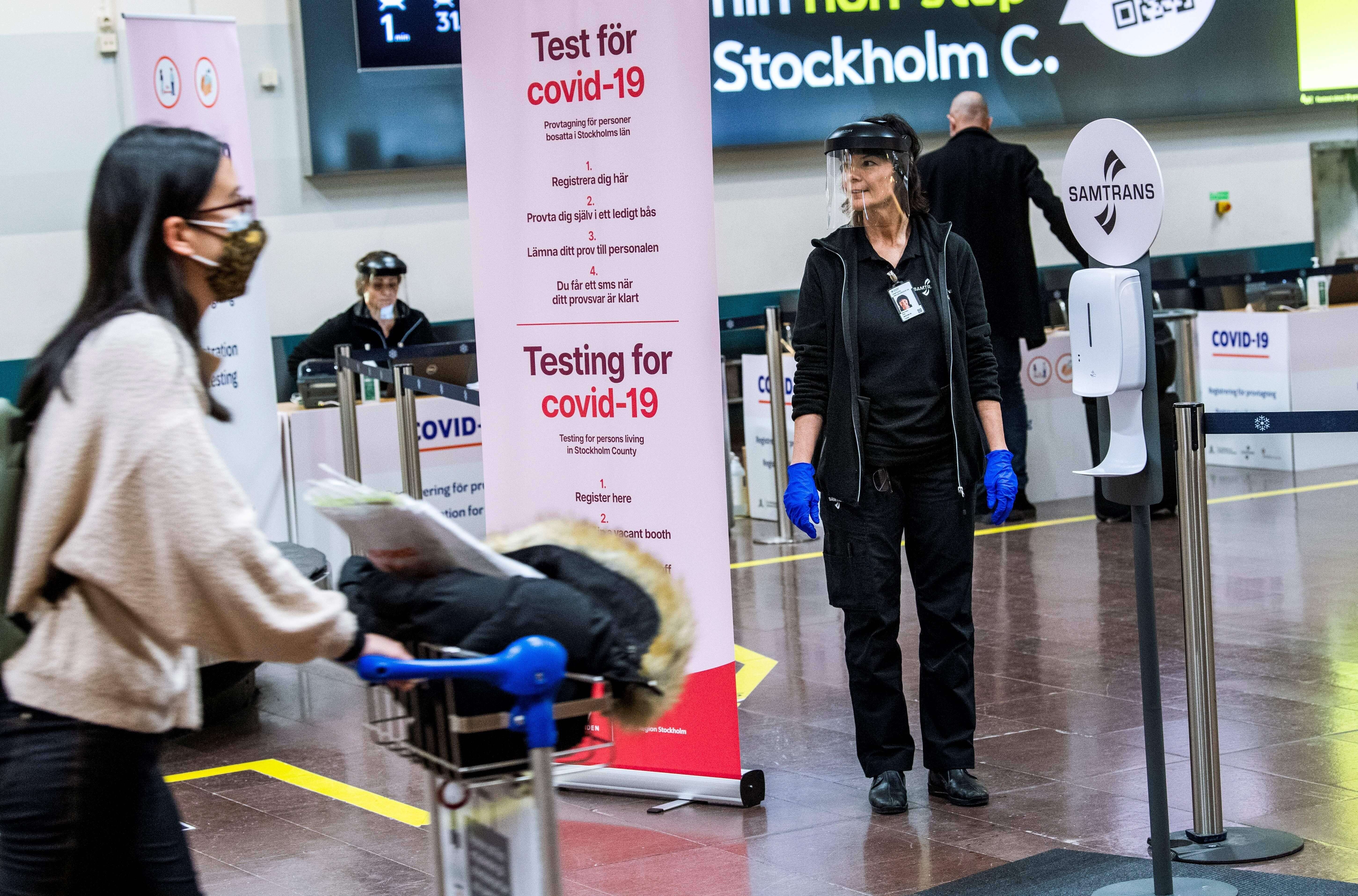 Comment seront remboursés les tests réalisés à l'étranger, comme ici à l'aéroport de Stockholm, capitale de la Suède?