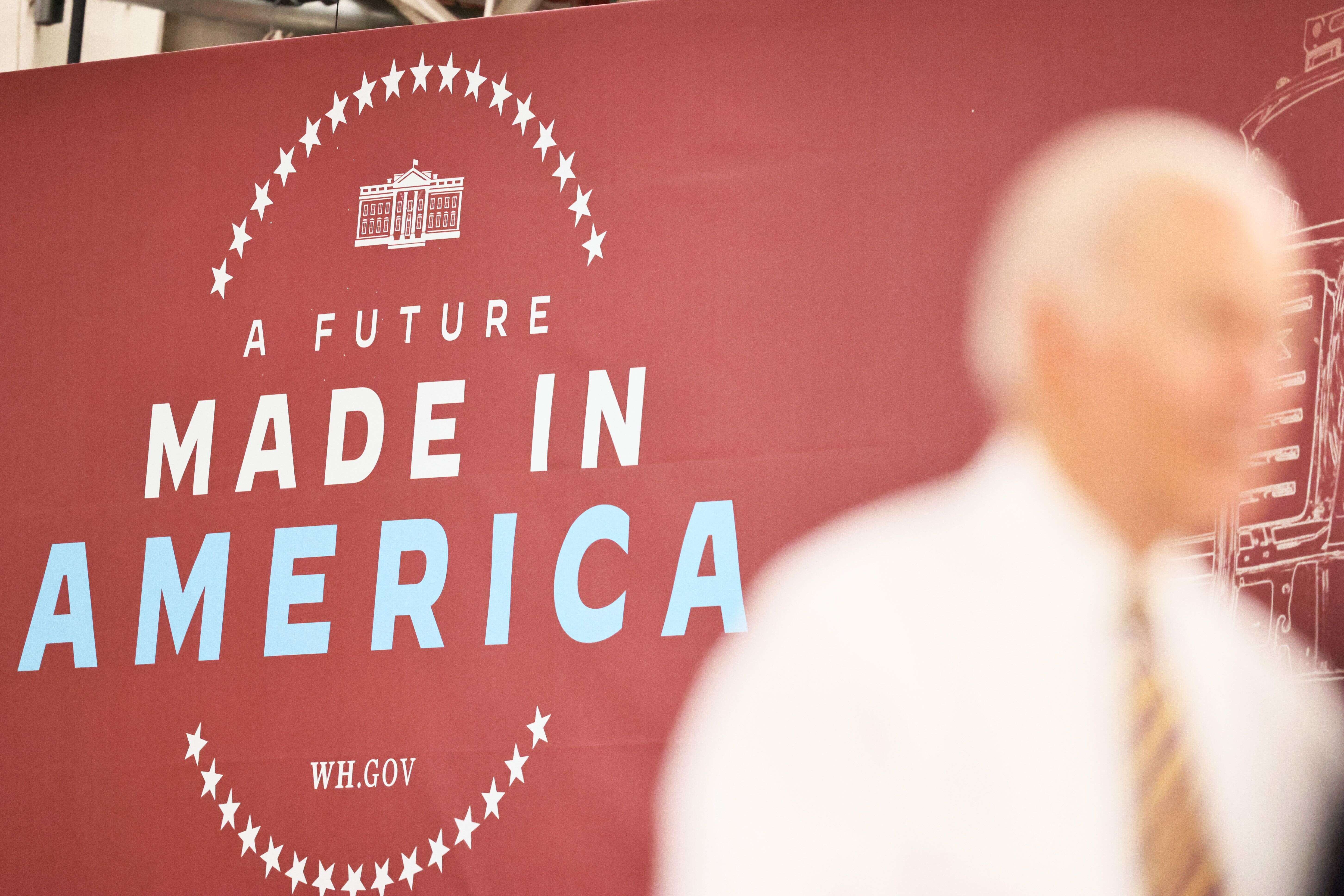 Le président des États-Unis, Joe Biden, s'adresse à Mack Truck Lehigh Valley Operations le 28 juillet 2021 en Pennsylvanie pour parler de l'importance de la fabrication en Amérique, de l'achat de produits fabriqués en Amérique et de la fourniture d'emplois aux travailleurs. (Photo by Michael M. Santiago/Getty Images)