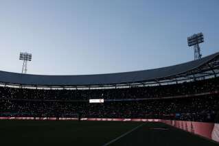 Les supporters de Feyenoord tentent de pallier la panne d'éclairage à De Kuip