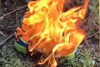 Ils brûlent leurs chaussures Nike pour protester contre la dernière campagne de la marque