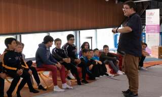 Hugo Martinez et l’association HUGO ! en opération de sensibilisation auprès de jeunes gymnastes à l’occasion de la Compétition Régionale AURA de Gym Lyon Métropole.