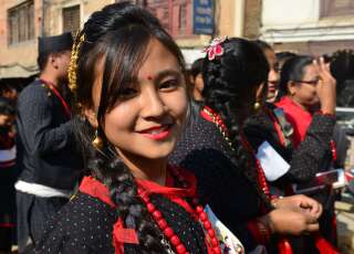 Membre de la communauté des Newar au Népal, prenant part à une procession à Katmandou, la capitale, pour célébrer le jour du Jyapu, qui équivaut à la fin des récoltes, en décembre 2016.