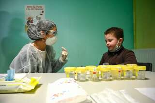 Un élève apprend à réaliser un test salivaire de dépistage contre le coronavirus à Lavoncourt le 1er mars 2021
