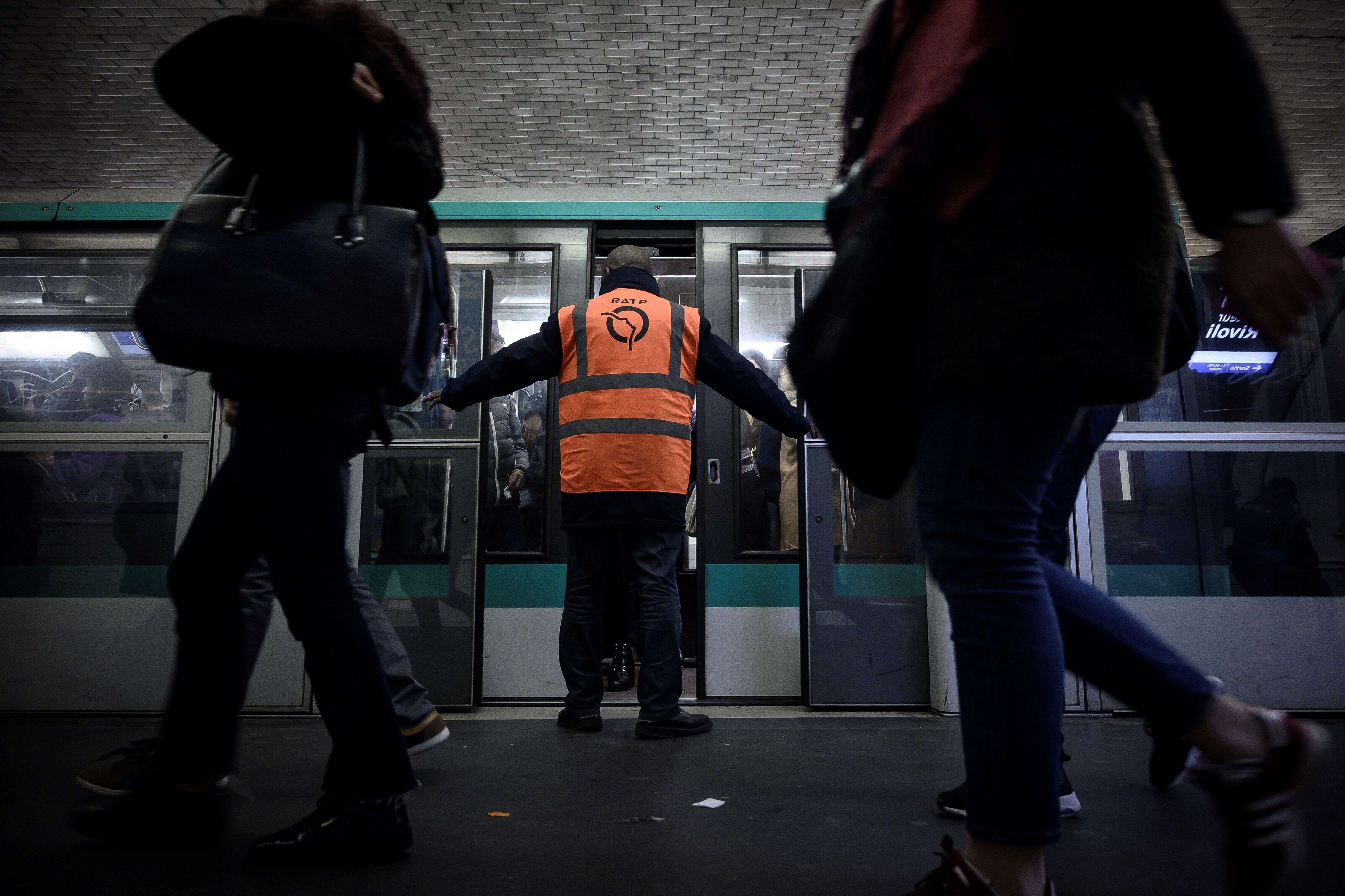 Un agent de sécurité sur le quai du RER à Châtelet.